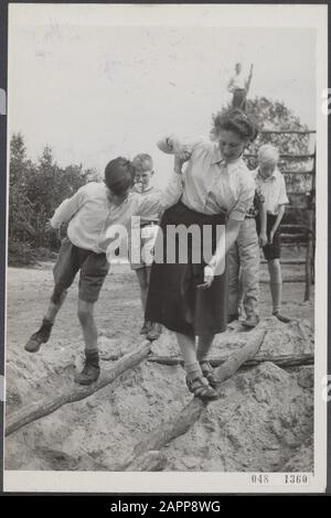 Ferienlager Oude Molen für Kriegswaisen und behinderte Kinder der Stiftung Het Fourth Prinsenkind Datum: 27. August 1951 Ort: Nijmegen Schlüsselwörter: Lager, Kinder, Spiele, zweiter Weltkrieg persönlicher Name: Oude Molen Institutionenname: Stichting Het Fourth Prinsenkind Stockfoto