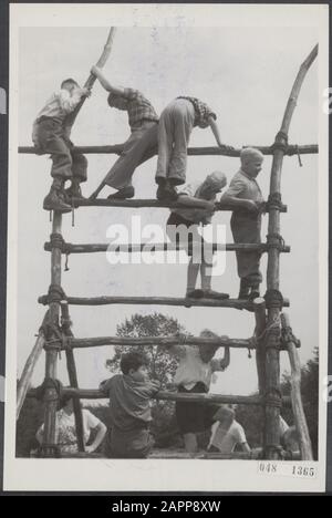 Ferienlager Oude Molen für Kriegswaisen und behinderte Kinder der Stiftung Het Fourth Prinsenkind Datum: 27. August 1951 Ort: Nijmegen Schlüsselwörter: Lager, Kinder, Spiele, zweiter Weltkrieg persönlicher Name: Oude Molen Institutionenname: Stichting Het Fourth Prinsenkind Stockfoto