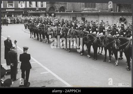 Zeremonie, Polizei, Pferde, Uniformen, Bürgermeister, Kolschoten H.A.M.Th., Gulterie van Weezel, Poelje G.A. Datum: 11. September 1957 Ort: Den Haag, Zuid-Holland Schlagwörter: Bürgermeister, Pferde, Zeremonie, Polizei, Uniformen Personenname: Gulterie van Weezel, Kolschoten H.A.Mth., Poelje G.A. Stockfoto