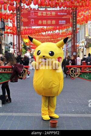 Ein Pokemon-Pikachu-Charakter steht am Eingang der Gerrard Street, da Londons lebendiges Chinatown-Viertel sich auf chinesische Neujahrsfeiern vorbereitet. Stockfoto