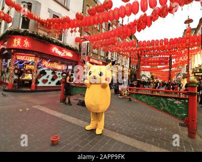 Ein Pokemon-Pikachu-Charakter steht am Eingang der Gerrard Street, da Londons lebendiges Chinatown-Viertel sich auf chinesische Neujahrsfeiern vorbereitet. Stockfoto