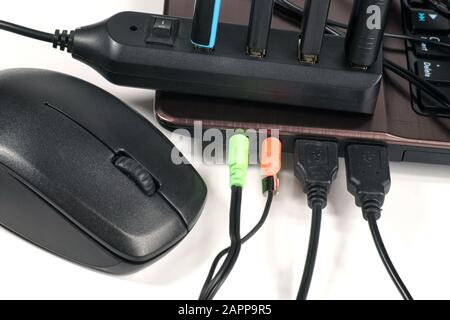 Vollständig verwendeter USB-Hub (jedes Gerät ist mit einem Gerät verbunden), der mit dem Laptop verbunden ist. Stockfoto