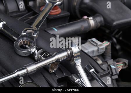 Schraubenschlüssel zur Reparatur im Motorraum. Kfz-Werkstatt. Stockfoto