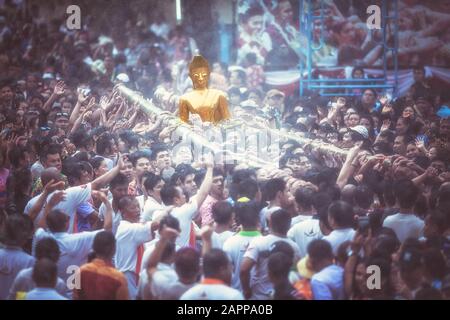 NONGKHAI THAILAND 13. APRIL: Songkra-Festival, Die Menschen gießen Wasser und werden an der Parade der Statue von Luang Pho Phra Sai im Hinblick auf den Glauben an Apri teilnehmen Stockfoto