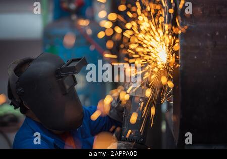 Elektrische rad Schleifen auf Stahlkonstruktion in der Factory Stockfoto