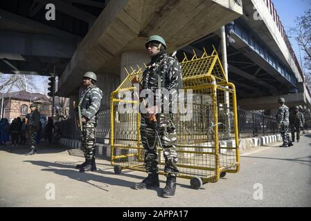 Srinagar, Indien. Januar 2020. Indische Streitkräfte stehen außerhalb eines Republikschauplatzes in Srinagar auf der Wache.Vor der 71. Staatssicherheit Indiens wurde in Srinagar und anderen Teilen Kaschmirs mit einem massiven Einsatz von Kräften bezwungen. Es wird der erste Tag der Republik im Tal sein, nachdem das Zentrum Artikel 370 im einstigen Bundesstaat Jammu und Kashmir aufgehoben hat. Credit: Sopa Images Limited/Alamy Live News Stockfoto