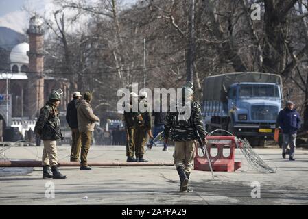 Srinagar, Indien. Januar 2020. Indische Streitkräfte stehen außerhalb eines Republikschauplatzes in Srinagar auf der Wache.Vor der 71. Staatssicherheit Indiens wurde in Srinagar und anderen Teilen Kaschmirs mit einem massiven Einsatz von Kräften bezwungen. Es wird der erste Tag der Republik im Tal sein, nachdem das Zentrum Artikel 370 im einstigen Bundesstaat Jammu und Kashmir aufgehoben hat. Credit: Sopa Images Limited/Alamy Live News Stockfoto