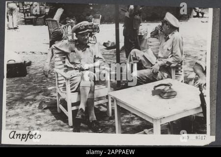 Polizeiaktion Indonesien. Beobachter sahen niederländische Luftlandungen. Zwei Militärbeobachter der Vereinten Nationen, ein australischer und amerikanischer Offizier, der der Kommission Der Guten Dienste beigeordnet ist, am Flughafen von Jokjakarta Anmerkung: Siehe DLC 5124 Datum: 19. Dezember 1948 Standort: Java, Yogyakarta Schlüsselwörter: Internationale Organisationen, Militäroffiziere, Name der Offizierseinrichtung: Vereinten Nationen Stockfoto