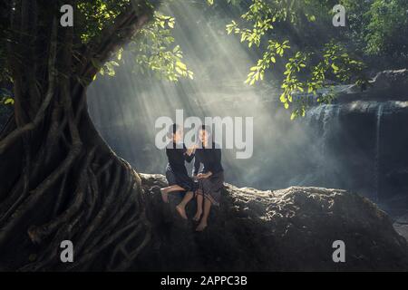 Happniness Landfrau in ländlicher Umgebung Stockfoto