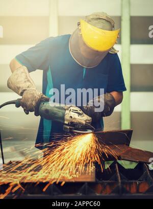 Elektrische rad Schleifen auf Stahlkonstruktion in der Factory Stockfoto