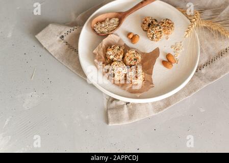 Roher veganer gesunder Dessert, Dates und Nüsse Bliss Bälle, Zutaten. Draufsicht, Platz für Text Stockfoto