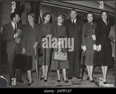 Aus London kamen fünf englische Mannequins mit dem niederländischen Couturier Herbert Sidon nach Schiphol. Vlnr. Herbert Sidon, Mary Williamson, Miss Severen, Lady Sally Ann Vivian, Mr. Meyens, Direktorin des Victoria Hotels, in dem die Modenschau stattfindet, Heitere Sheffield und Margaret Ann du Cane Datum: 5. September 1952 Stockfoto