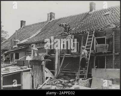 Hochwasser 1953. Überall arbeiten Menschen in den Notbereichen, um jene Häuser zu reparieren, die durch Notfallreparaturen wieder bewohnbar gemacht werden können. So erhofft man sich eine deutliche Reduzierung der Wohnungsnot, da dies natürlich schneller als Neubauten den Bedarf deckt. Bei der Familie J. Dorst am stark angeschlagenen Stoofdijk in Stavenisse ist die Außenwand an der Gartenseite wieder geschlossen. Datum: 3. Juni 1953 Ort: Stavenisse, Zeeland Schlüsselwörter: Bau, Hochwasser, Wiederaufbau, Wohnen Personenname: Durst J Stockfoto