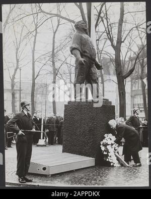 In Gedenken an den Februarstreik 1941 legte Bürgermeister A. d'Ailly im Auftrag des gemeinderats einen Kranz am Denkmal auf dem J.D. Meierplein in Amsterdam Datum: 24. Februar 1954 Ort: Amsterdam, Noord-Holland Schlüsselwörter: Bürgermeister, Gedenkfeiern, Judenverfolgungen, Kränze, Denkmäler Personenname: Ailly, A.J.d' Stockfoto