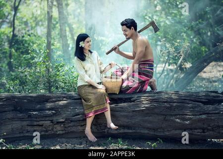 Asiatische Menschen paaren sich in der ländlichen Region Thailands Stockfoto