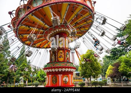 Menschen fahren eine Welle Swinger Fahrgeschäft im Xiaoyao Jin Park in Hefei, Provinz Anhui Stockfoto