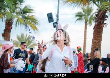 Limassol, ZYPERN - 3. MÄRZ 2019: Großer Karnevalsumzug, Menschen in Kostümen bei der berühmten traditionellen Limassol-Karnevalsparade. Jährliches Europäisches Stockfoto