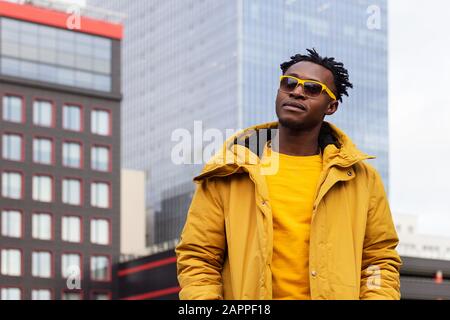 Afroamerikanischer Mann modisch im Trend. Geschäftsgebäude Stockfoto