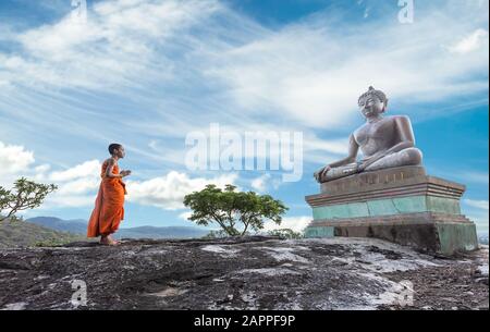 Novize Monk betet zum Buddha im Phrabuddhachay-Tempel, Saraburi, Thailand Stockfoto