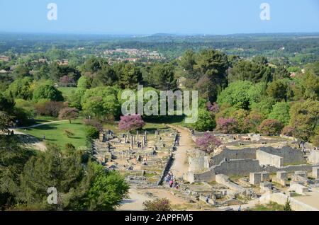 Touristen, Panorama & Luftbild der Unterstadt der römischen Stadt und des Straßenplans von Glanum NR. Saint-Rémy-de-Provence Alpilles Provence Frankreich Stockfoto