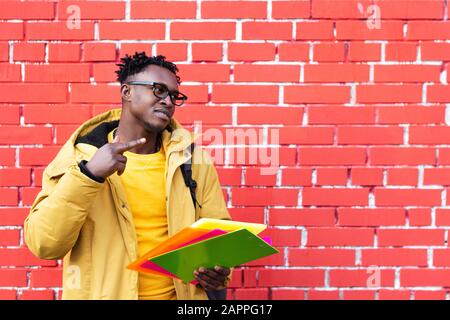 Der afroamerikanische Mann, der sich mit Complex versucht, entscheidet sich für Angebote Stockfoto