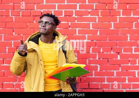 Der afroamerikanische Mann, der sich mit Complex versucht, entscheidet sich für Angebote Stockfoto