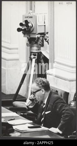 Radio- und Fernsehdebatten über die Note Vrolijk im Repräsentantenhaus. Minister Vrolijk während der Debatten Datum: 6. Juli 1965 Ort: Den Haag, Zuid-Holland Schlüsselwörter: Minister, Parlamente, Politik Stockfoto