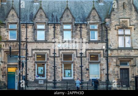 Außerhalb der Barclays Bank, mit Leuten, die Geldautomaten benutzen. Market Place, in der historischen Marktstadt Barnard Castle, Teesdale, County Durham, England, Großbritannien. Stockfoto