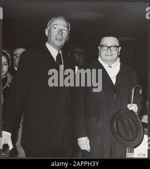 Auf Schiphol ist heute Morgen der ehemalige Premierminister der niederländischen Antillen und jetzt Bevollmächtigter Minister Dr. E. Jonckheer. Er wurde von Minister Bakker (links) abgeholt Datum: 22. Februar 1968 Ort: Noord-Holland, Schiphol Schlüsselwörter: Minister, Belege, Flughäfen persönlicher Name: Bakker J A, Jonckheer E Stockfoto