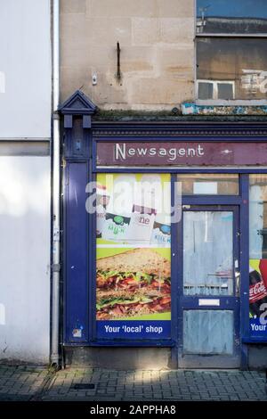 Ein geschlossener Zeitungskiosk in der UK High Street Stockfoto