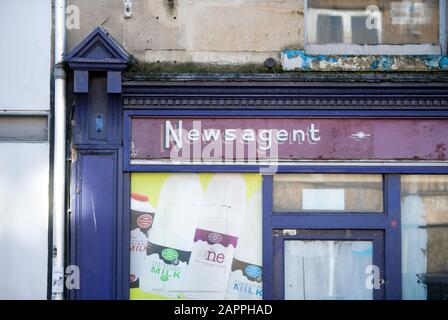 Ein geschlossener Zeitungskiosk in der UK High Street Stockfoto