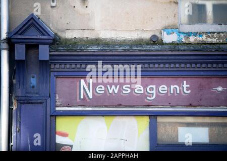 Ein geschlossener Zeitungskiosk in der UK High Street Stockfoto