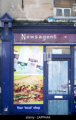 Ein geschlossener Zeitungskiosk in der UK High Street Stockfoto