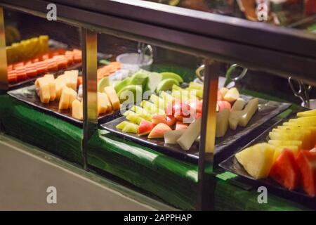 Selektiv Fokussierter Obstwagen Mit Frischen, Verschiedenen tropischen, Asiatischen Früchten Der Saison (Guava, Drachenfrucht, Papaya, Kantaloupe). Vegetarische und vegetarische Küche Stockfoto