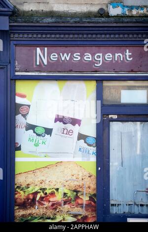 Ein geschlossener Zeitungskiosk in der UK High Street Stockfoto