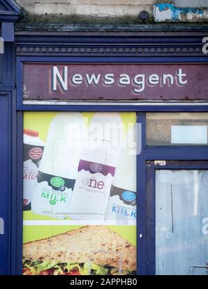 Ein geschlossener Zeitungskiosk in der UK High Street Stockfoto