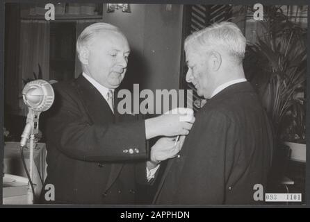 Empfang im Carlton Hotel in Amsterdam zu Ehren von Dr. Martin J. Premsela, der am 25. Januar 1956 60 Jahre alt wurde. Herr Borremans (links), Generalkonsul von Belgien, spricht Dr. Premsela vom Kronenorden von Belgien für seine verdienstvolle Arbeit auf dem Gebiet der französischen Sprache und Literatur Datum: 28. Januar 1956 Ort: Amsterdam, Noord-Holland Schlüsselwörter: Dekorationen, Diplomaten, Literatur, Empfänge, Wissenschaftler Personenname: Borremans, Premsela Marting J Stockfoto