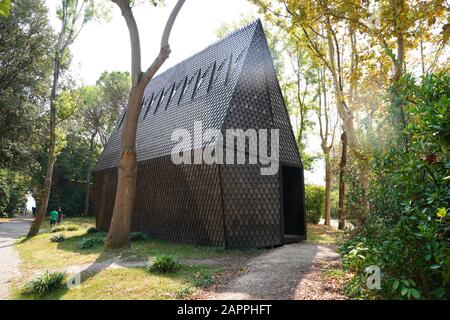 Die 10 Kapellen im Wald des Heiligen Stuhls auf der Architekturbiennale in Venedig 2018, San Giorgio Maggiore iland, San Marco Sestiere, Venedig, Veneto, i. Stockfoto