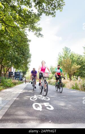 Radfahrer nutzen die Quietway 5-Radroute durch die Vauxhall Pleasure Gardens. Stockfoto
