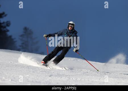 Eine allgemeine Sicht auf einen Skifahrer beim Audi FIS Ski Weltcup Super G Rennen am 24. Januar 2020 in Kitzbühel, Österreich. (Foto von Mitchell Gunn/ESPA-Images) beim Audi Fis-Alpine-Skiweltcup Super G am 24. Januar 2020 in Kitzbühel, Österreich. (Foto von Mitchell Gunn/ESPA-Images) Stockfoto