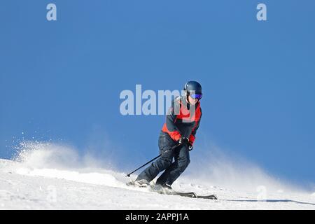 Eine allgemeine Sicht auf einen Skifahrer beim Audi Fis-Ski-Weltcup Super G am 24. Januar 2020 in Kitzbühel, Österreich. (Foto von Mitchell Gunn/ESPA-Images) beim Audi Fis-Alpine-Skiweltcup Super G am 24. Januar 2020 in Kitzbühel, Österreich. (Foto von Mitchell Gunn/ESPA-Images) Stockfoto