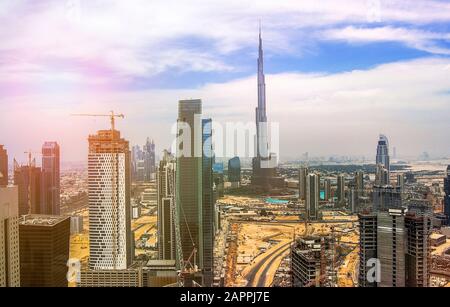 Skyline von Dubai mit schönen Stadt in der Nähe der verkehrsreichsten Autobahn auf den Verkehr Stockfoto