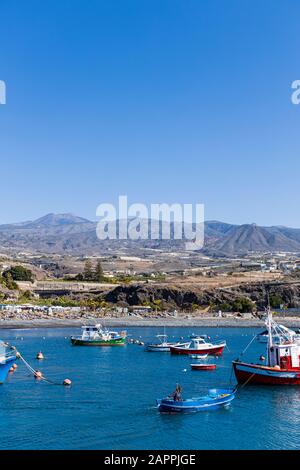 Fischer im Auxilarboot namens El Teide unter dem Berg Teide im Hafen von Playa San Juan, auf der Insel Tenera, auf den Kanarischen Inseln, in Spanien Stockfoto