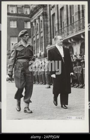 Dr. M. Amir, Gesandter Israels, bietet Königin Juliana seine Zeugnisse im Palast am Damplatz. Inspektion der Ehrenwache Datum: 11. September 1950 Ort: Amsterdam, Israel Schlagwörter: Diplomaten, Ehrenschützen, Anmelde, Quittungen Personenname: Amir M Stockfoto