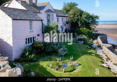 Das Hotel befindet sich an der Einmündung des Bude-Kanals und bietet einen Blick auf den Summerleaze Beach von Bude. Der Weg führt vom South West Coast Path in Richtung Norden Stockfoto