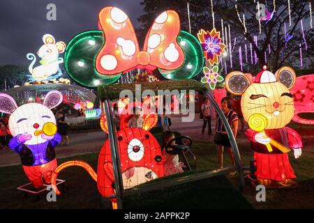 Banting, Selangor, Malaysia. Januar 2020. Kinder, die an den mausförmigen Laternen im Tempel spielen. Das chinesische Lunar-Neujahr am 25. Februar wird das Jahr der Maus begrüßen. Kredit: Kepy/ZUMA Wire/Alamy Live News Stockfoto