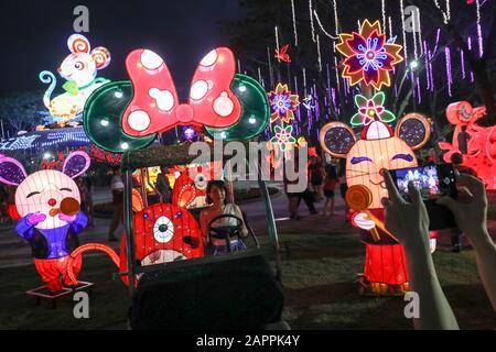 Banting, Selangor, Malaysia. Januar 2020. Eine Frau posiert während der Feierlichkeiten zum chinesischen Neujahr in einem Tempel im Inneren der Dekoration von mausförmigen Lternsl für Fotos. Das chinesische Lunar-Neujahr am 25. Februar wird das Jahr der Maus begrüßen. Kredit: Kepy/ZUMA Wire/Alamy Live News Stockfoto