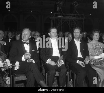 Grand Gala du Disque Classique 1965 im Concertgebouw in Amsterdam Vier Edison-Gewinner; v. l. l. n.r: Die Geiger Herman Krebsbers und Arthur Grumiaux, der Dirigent Carlo Maria Giulini und Frau Soames (Tochter von Winston Churchill) Datum: 29. Oktober 1965 Ort: Amsterdam, Noord-Holland Schlüsselwörter: Kulturpreise, klassische Musik, Musiker, Auszeichnungen: Name: Giulini, Carlo Maria, Grumiaux, Arthur, Krebbers, Herman, Soames, Mary Stockfoto