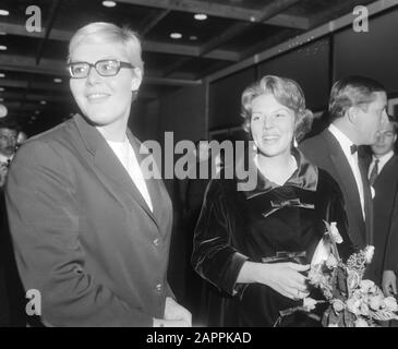 Prinzessin Beatrix und ihr Verlobter Claus von Amsberg bei der Premiere des Films Olympiade Tokio in Amsterdam Prinzessin Beatrix und Claus van Amsberg mit der linken Schwimmerin Ada Kok Annotation: Dokumentarfilm unter der Regie von Kon Ichikawa über die Olympischen Sommerspiele 1964 in Tokio Datum: 15. Oktober 1965 Ort: Amsterdam, Noord-Holland Schlüsselwörter: Dokumentarfilme, Film, Premieren, Prinzessinnen, Top-Sport-Personenname: Beatrix, Prinzessin, Claus, Prinz, Kok, Ada Stockfoto