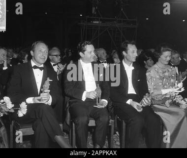 Grand Gala du Disque Classique 1965 im Concertgebouw in Amsterdam Vier Edison-Gewinner; v. l. l. n.r: Die Geiger Herman Krebsbers und Arthur Grumiaux, der Dirigent Carlo Maria Giulini und Frau Soames (Tochter von Winston Churchill) Datum: 29. Oktober 1965 Ort: Amsterdam, Noord-Holland Schlüsselwörter: Kulturpreise, klassische Musik, Musiker, Auszeichnungen: Name: Giulini, Carlo Maria, Grumiaux, Arthur, Krebbers, Herman, Soames, Mary Stockfoto